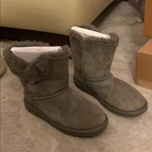 Girls gray Uggs